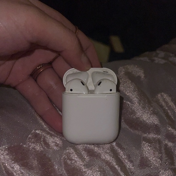 AirPod 1st Gen - Picture 3 of 3